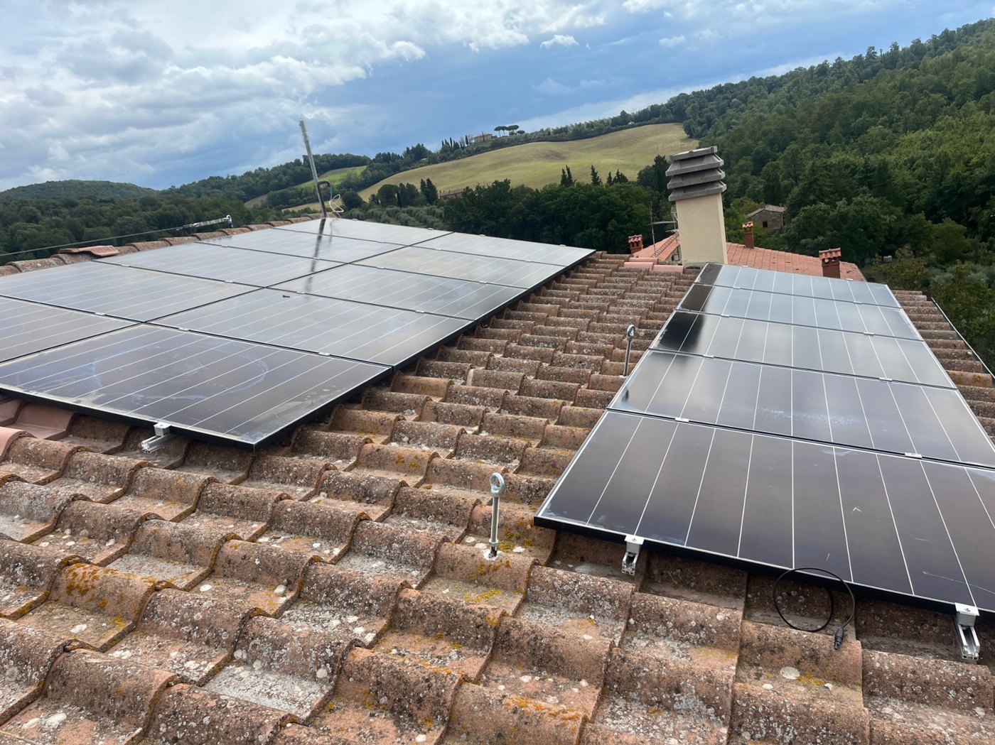 Pannelli fotovoltaici installati su un tetto